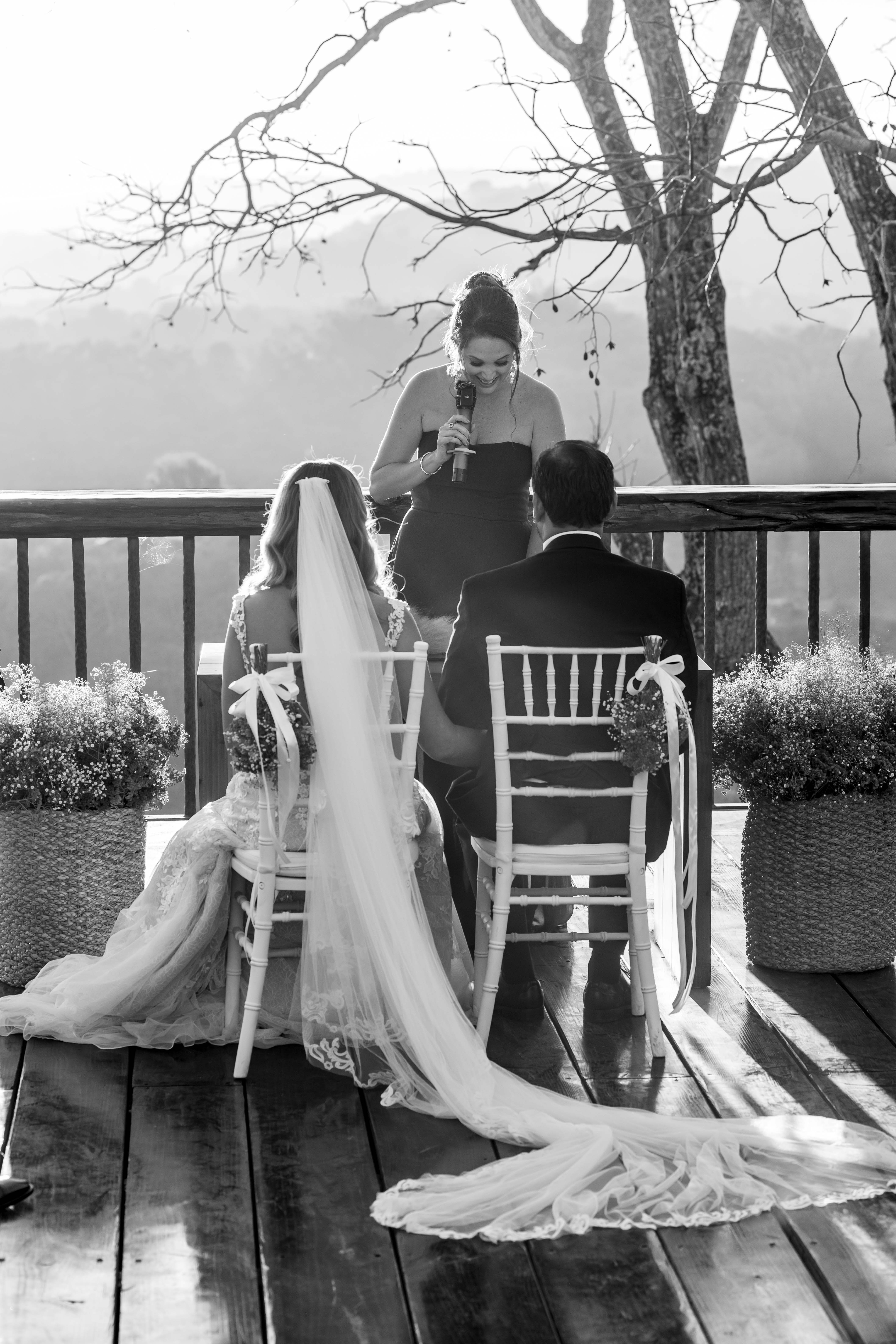 Novios arrodillados en el altar durante ceremonia de boda