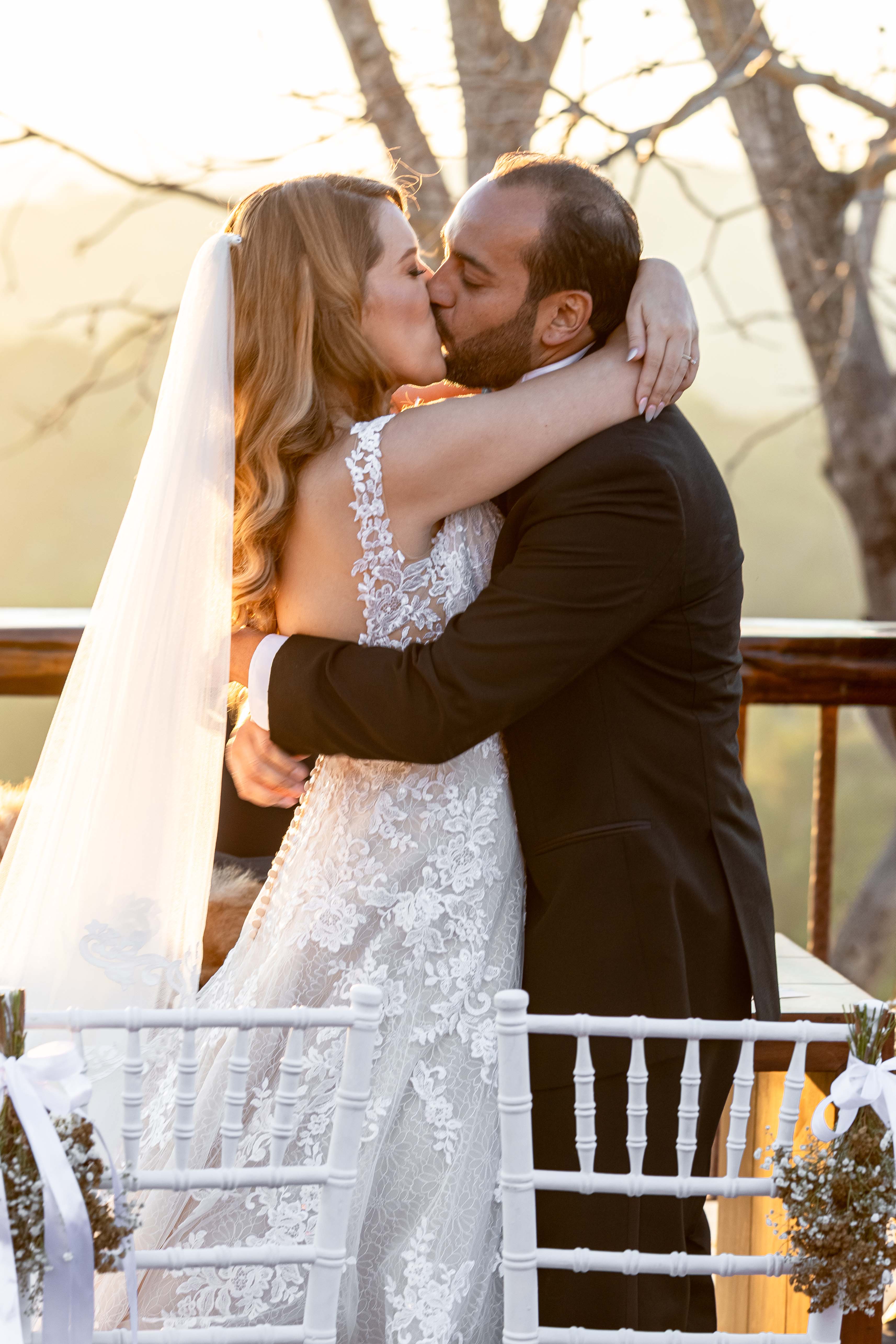 Primer plano de intercambio de anillos de boda, detalle de alianzas