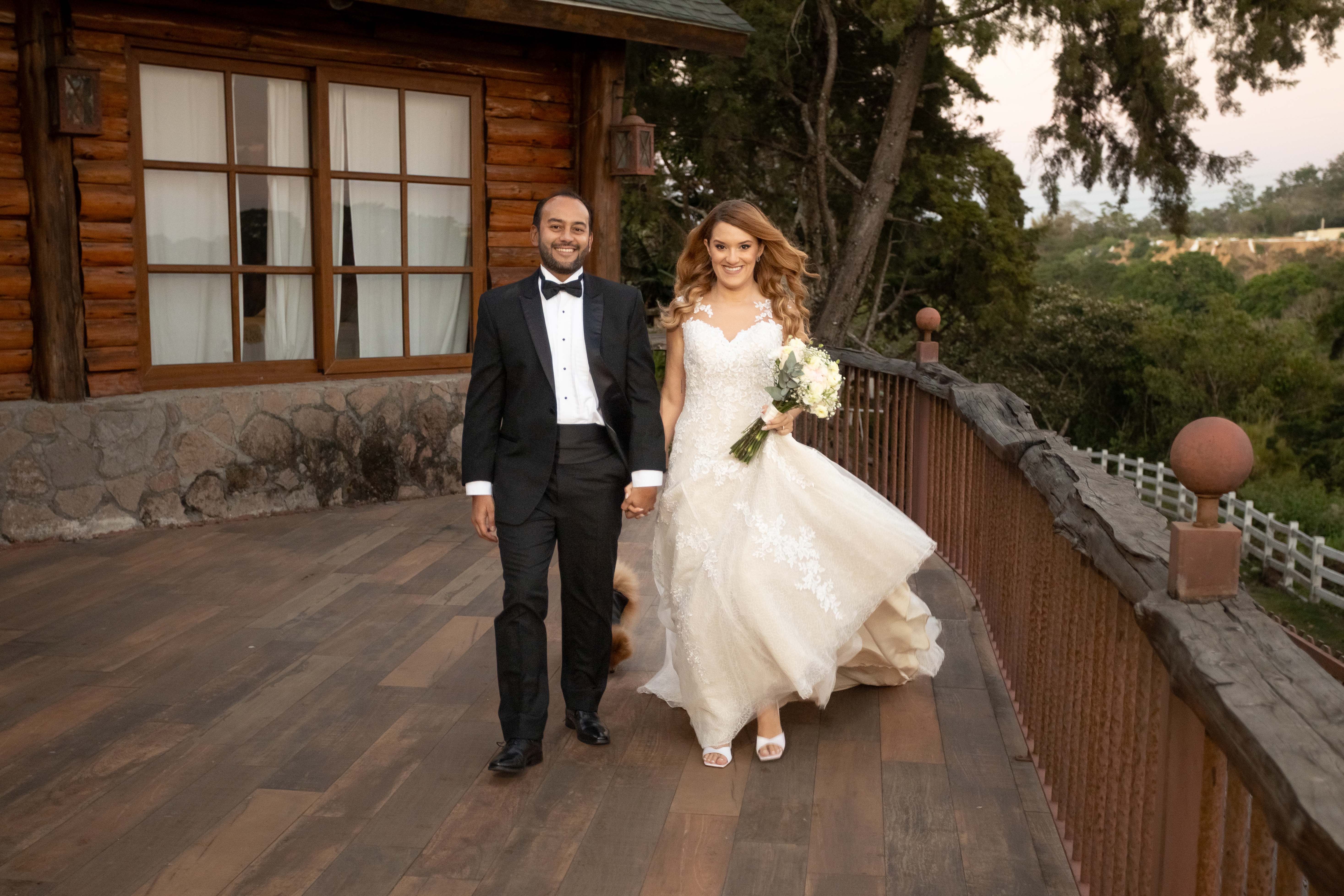 Vista panorámica de la decoración de recepción de boda en El Salvador