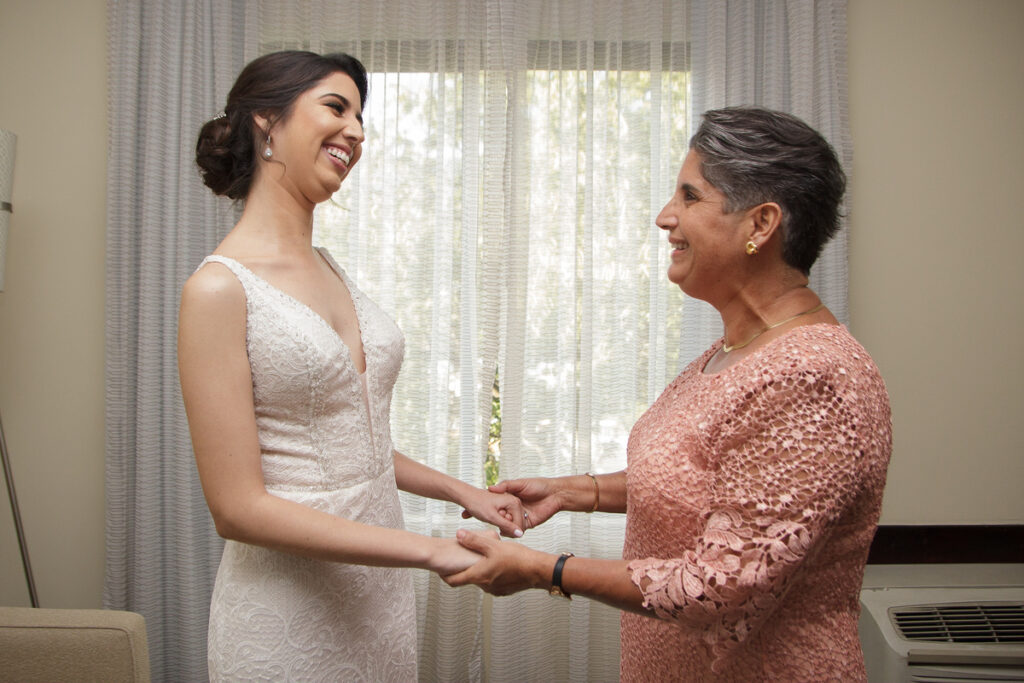 Momento emotivo novia y madre