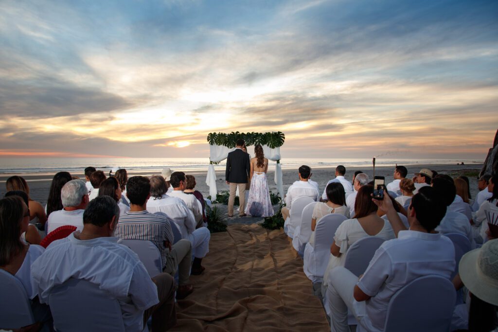 Boda de destino en la playa de El Salvador, ceremonia religiosa